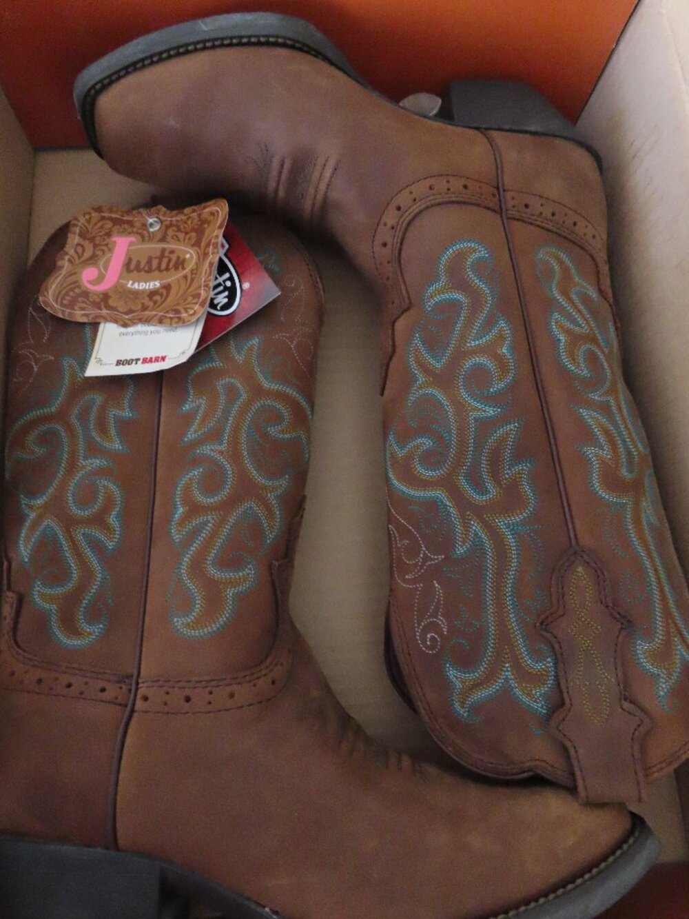 NWT Justin Boots Ladies leather upper style-L2552 cowboy boots size 6.5 B